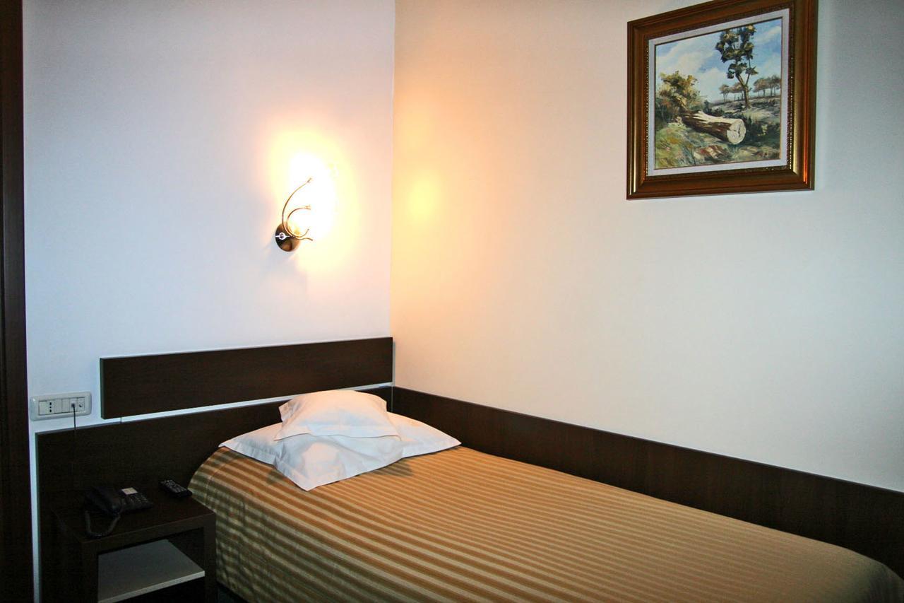 Hotel Kilometrul Zero Dragasani Dış mekan fotoğraf